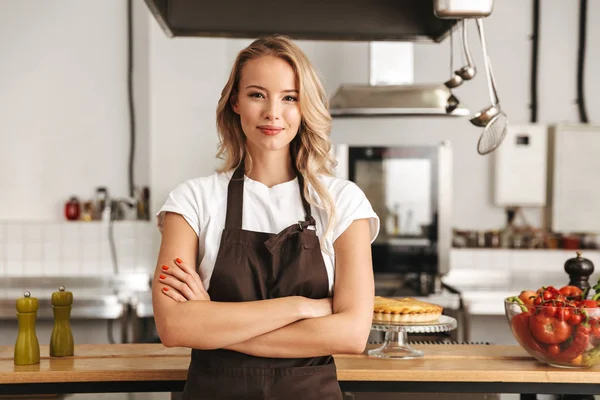 Lachende Jonge Vrouw Chef Kok Schort Staande Keuken Kijkend Naar — Stockfoto