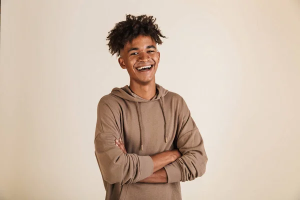 Portrét Usměvavé Mladé Afro Americký Muž Oblečený Hoodie Držení Zbraní — Stock fotografie