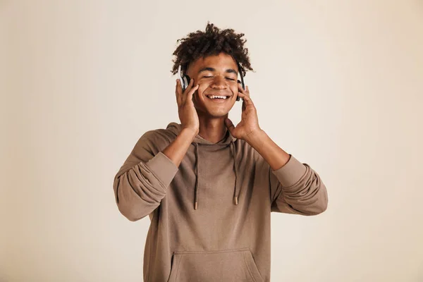 Portrét Šťastné Mladé Afro Americký Muž Oblečený Hoodie Izolovaná Poslechu — Stock fotografie