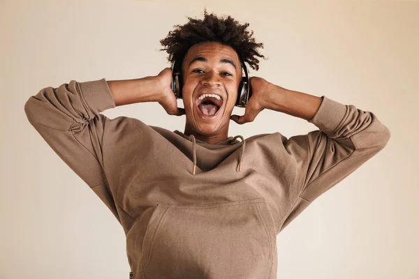 Retrato Joven Afro Americano Emocionado Vestido Con Capucha Aislado Escuchando —  Fotos de Stock