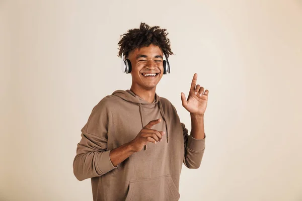 Retrato Joven Afroamericano Sonriente Vestido Con Capucha Aislada Escuchando Música —  Fotos de Stock