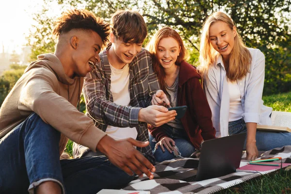 Gruppo Studenti Multietnici Felici Che Fanno Compiti Insieme Parco Utilizzando — Foto Stock