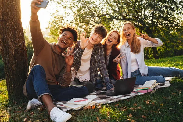 Gruppe Fröhlicher Multinationaler Schüler Die Gemeinsam Park Hausaufgaben Machen Laptop — Stockfoto