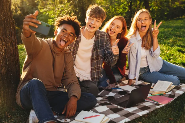 Gruppo Studenti Multietnici Deliziati Che Fanno Compiti Insieme Parco Usando — Foto Stock