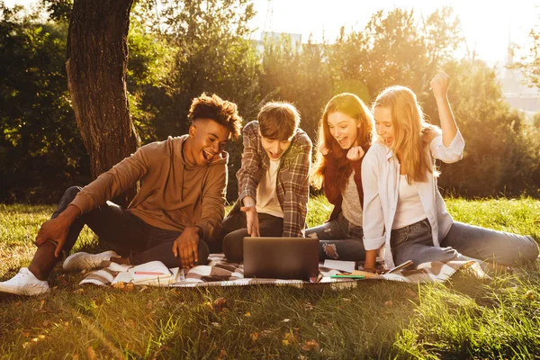 Groupe Étudiants Multhiethniques Joyeux Faisant Leurs Devoirs Ensemble Parc Utilisant — Photo