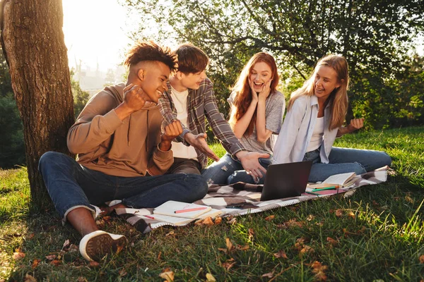 Grupo Estudiantes Multiétnicos Felices Haciendo Los Deberes Juntos Parque Usando — Foto de Stock