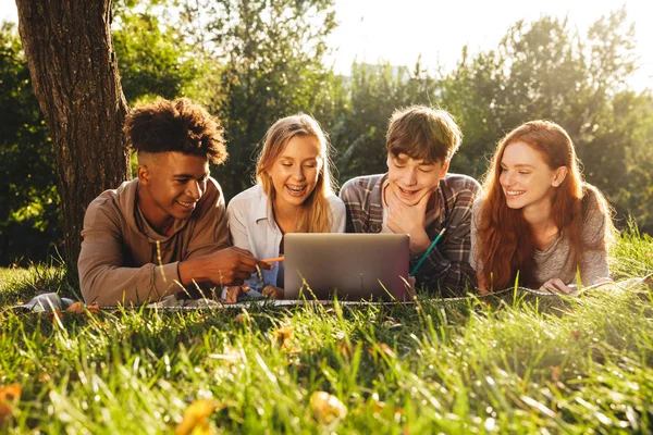 Gruppe Lächelnder Multinationaler Schüler Die Gemeinsam Park Hausaufgaben Machen Laptop — Stockfoto