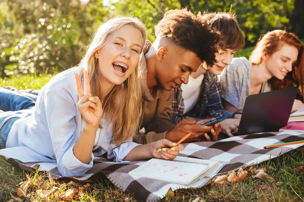 Skupina Studentů Radostné Multhiethnic Dělat Domácí Úkoly Spolu Parku Pomocí — Stock fotografie