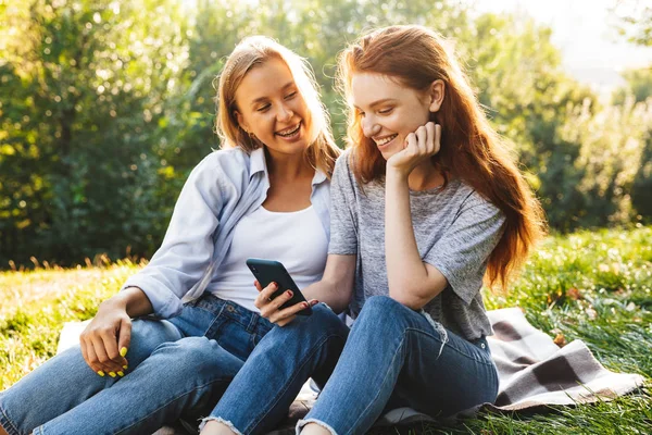 Zwei Fröhliche Junge Mädchen Die Sich Park Amüsieren Ihr Handy — Stockfoto