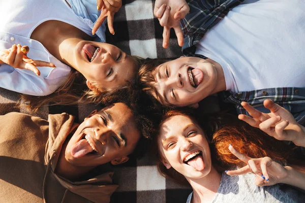 Image Four Joyous People Men Women Laughing Lying Blanket Circle — Stock Photo, Image