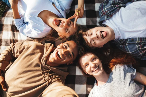 Multietnico Giovani Ragazzi Ragazze Ridere Sdraiati Una Coperta Cerchio All — Foto Stock