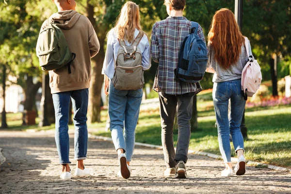 Voltar Ver Grupo Estudantes Com Mochilas Andando Campus Livre — Fotografia de Stock