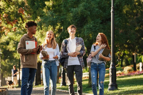 Grupo Estudantes Felizes Andando Campus Livre — Fotografia de Stock