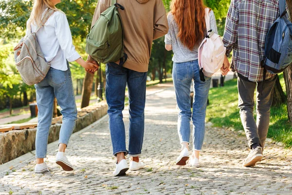 Terug Beeld Bijgesneden Afbeelding Groep Studenten Met Rugzakken Wandelen Campus — Stockfoto