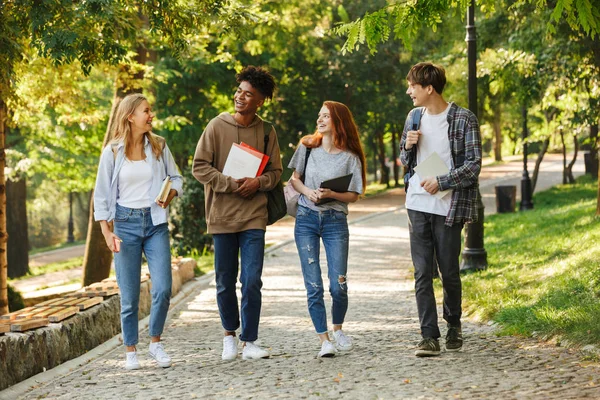 Grupa Studentów Szczęśliwy Spaceru Kampusie Zewnątrz — Zdjęcie stockowe