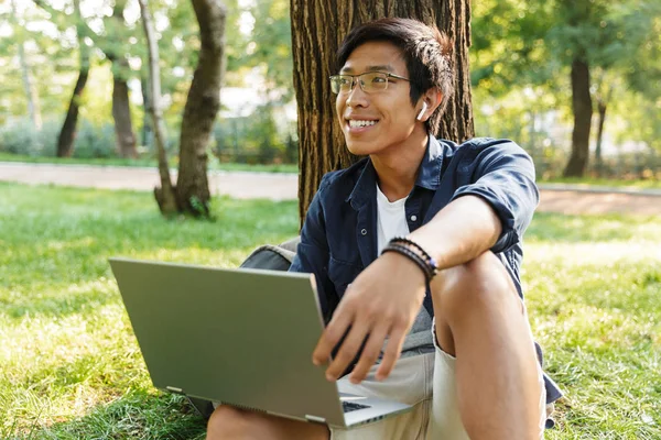 Felice Asiatico Maschio Studente Occhiali Vista Con Computer Portatile Guardando — Foto Stock