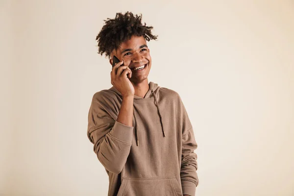 Cep Telefonu Üzerinde Konuşurken Izole Kapüşonlu Bir Neşeli Genç Afro — Stok fotoğraf