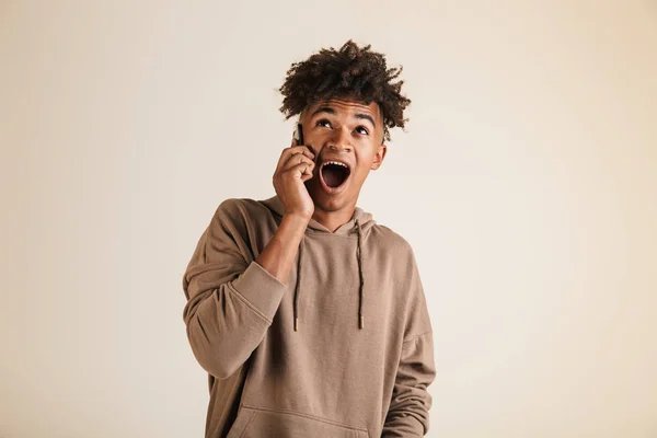 Портрет Изумленного Молодого Афро Американца Одетого Толстовку Изолированного Разговаривающего Мобильному — стоковое фото