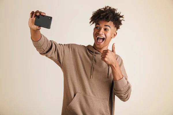 Veselý Mladý Afro Americký Muž Oblečený Hoodie Selfie Izolované Vykazovala — Stock fotografie