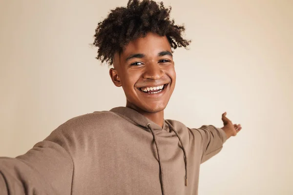 Retrato Jovem Afro Americano Alegre Vestido Com Capuz Tirando Uma — Fotografia de Stock