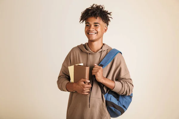 Retrato Joven Afroamericano Alegre Vestido Con Sudadera Con Capucha Llevando — Foto de Stock