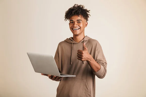 Portrét Usměvavé Mladé Afro Americký Muž Oblečený Hoodie Izolovaná Pomocí — Stock fotografie