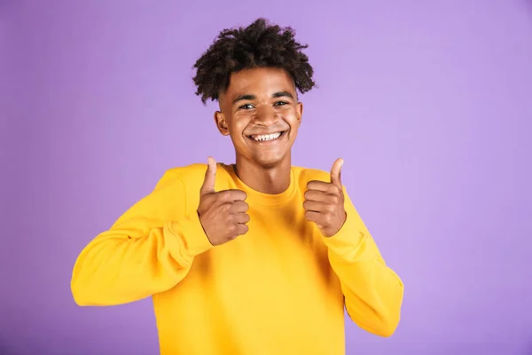 Retrato Joven Afroamericano Sonriente Vestido Con Sudadera Mostrando Los Pulgares — Foto de Stock