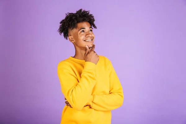 Retrato Joven Afroamericano Sonriente Vestido Con Sudadera Mirando Espacio Copia — Foto de Stock