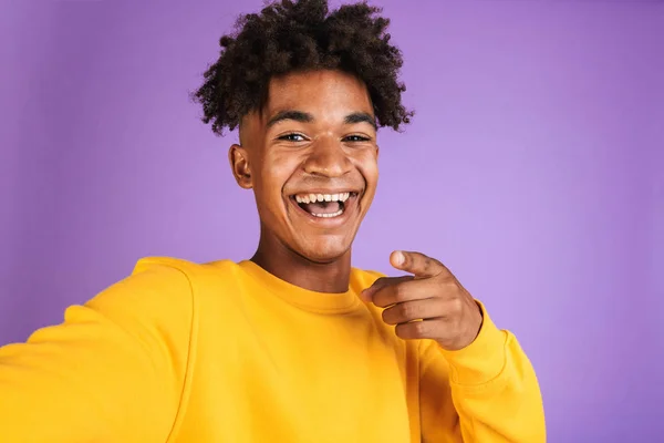 Retrato Jovem Afro Americano Alegre Vestido Camisola Tirando Uma Selfie — Fotografia de Stock