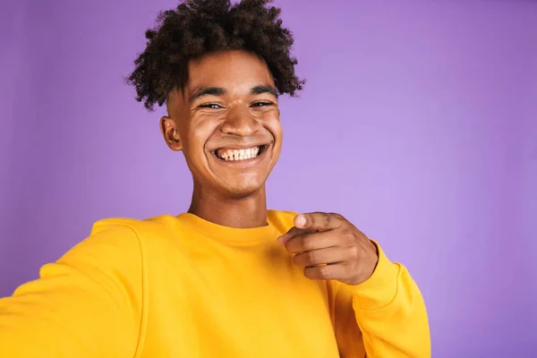 Retrato Jovem Afro Americano Sorridente Vestido Camisola Tirando Uma Selfie — Fotografia de Stock