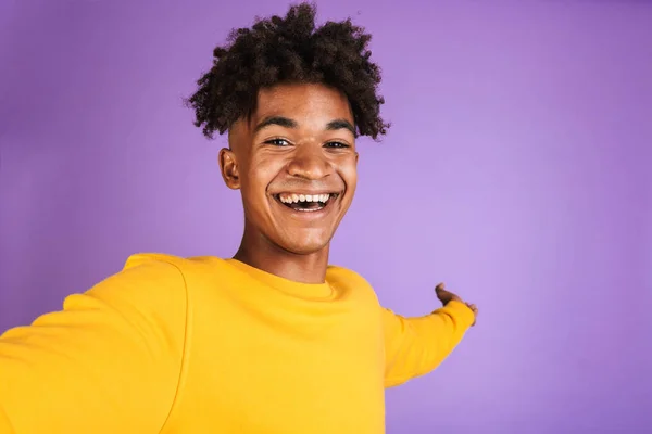 Porträt Eines Fröhlichen Jungen Afroamerikaners Sweatshirt Der Isoliert Ein Selfie — Stockfoto