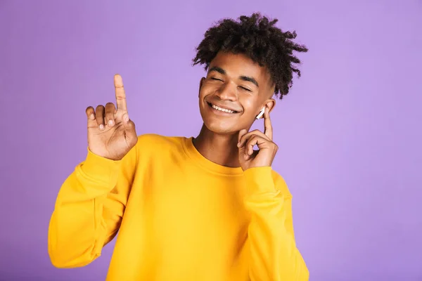 Porträt Eines Glücklichen Afrikanischen Mannes Mit Stylischer Afro Frisur Der — Stockfoto