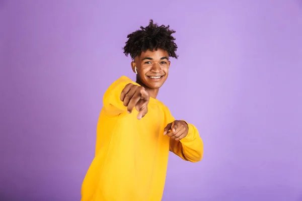 Retrato Adolescente Afroamericano Niño Con Auricular Bluetooth Sonriendo Señalando Dedo —  Fotos de Stock