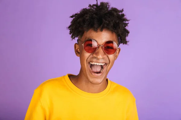 Close Retrato Jovem Afro Americano Alegre Camisola Óculos Sol Isolados — Fotografia de Stock