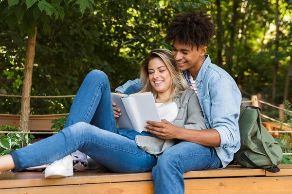 Feliz Joven Pareja Multiétnica Pasando Tiempo Juntos Parque Leyendo Libro — Foto de Stock