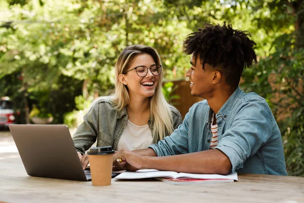 Positivo Joven Pareja Multiétnica Pasar Tiempo Juntos Parque Estudiando Mientras — Foto de Stock