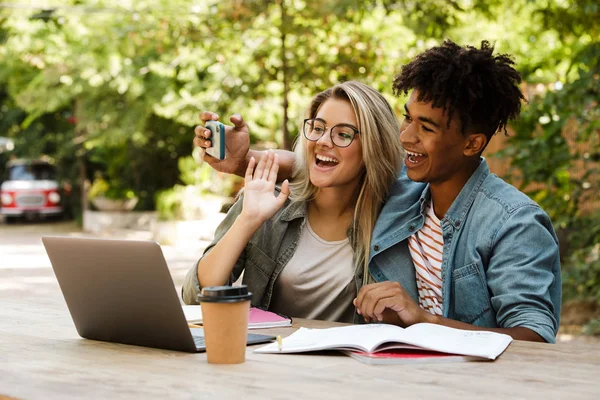 Feliz Joven Pareja Multiétnica Pasar Tiempo Juntos Parque Estudiar Mientras —  Fotos de Stock