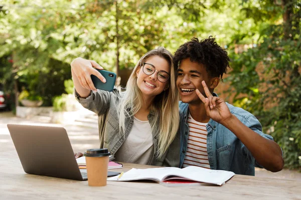 Lovely Jovem Casal Multiétnico Passar Tempo Juntos Parque Estudando Enquanto — Fotografia de Stock