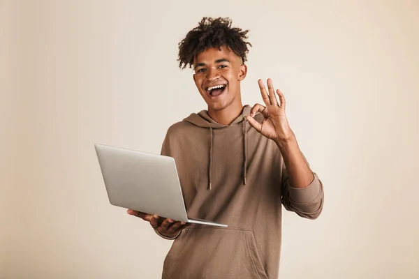Portræt Smilende Ung Afro Amerikansk Mand Klædt Hættetrøje Isoleret Ved Stock-foto