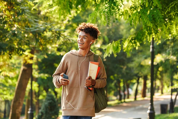 Jovem Africano Animado Com Mochila Andando Parque Ouvindo Música Com — Fotografia de Stock