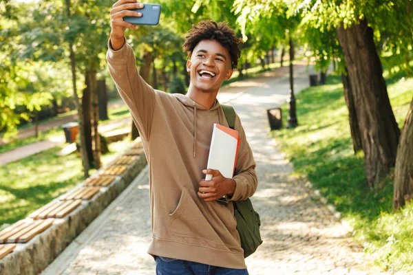 Radostné Mladí Afričan Batohem Procházky Parku Přičemž Selfie — Stock fotografie