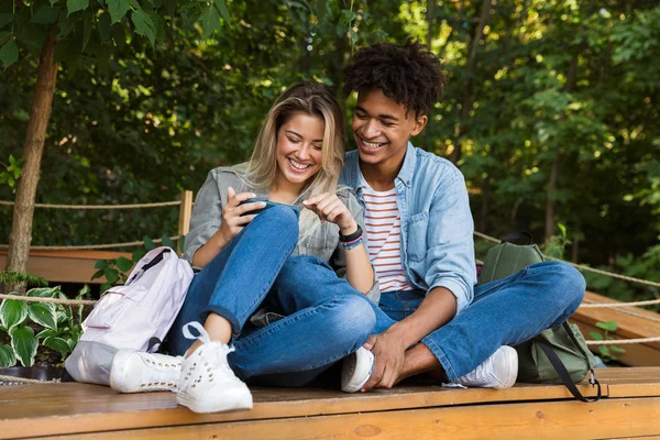 Genç Çok Irklı Çift Birlikte Cep Telefonuyla Parkta Vakit Süre — Stok fotoğraf