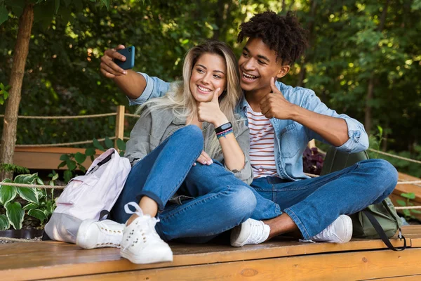 Konuşurken Parkta Birlikte Vakit Bir Selfie Alarak Başparmak Gösterilen Genç — Stok fotoğraf