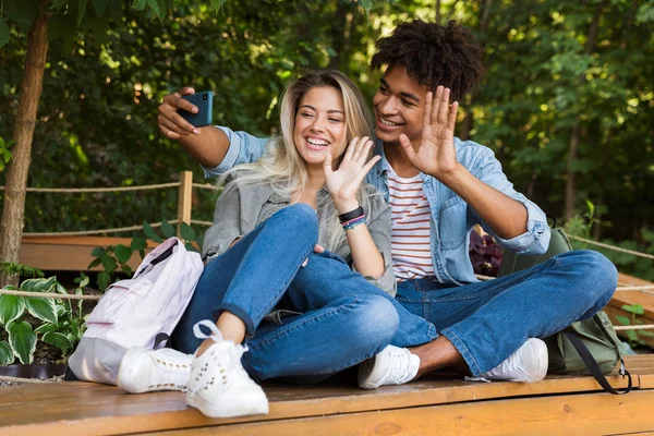 Genç Çok Irklı Çift Birlikte Parkta Ile Sallayarak Bir Selfie — Stok fotoğraf