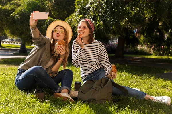 Dva Přátelé Šťastné Mladé Dívky Baví Parku Přičemž Selfie Pikniku — Stock fotografie