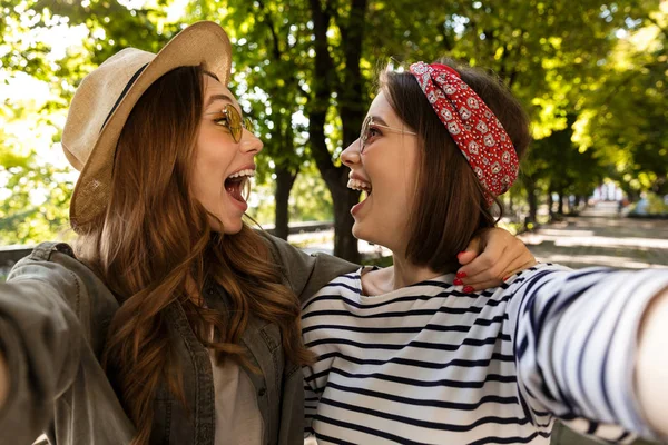 Duas Jovens Amigas Felizes Divertindo Parque Tirando Uma Selfie — Fotografia de Stock