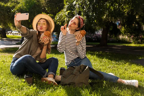 Дві Милі Подруги Молодих Дівчат Розважаються Парку Приймають Селфі Проводять — стокове фото