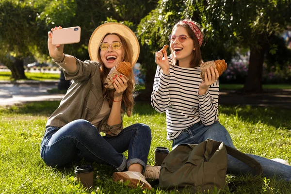 Dwóch Przyjaciół Radosny Młode Dziewczyny Zabawy Parku Biorąc Selfie Piknik — Zdjęcie stockowe
