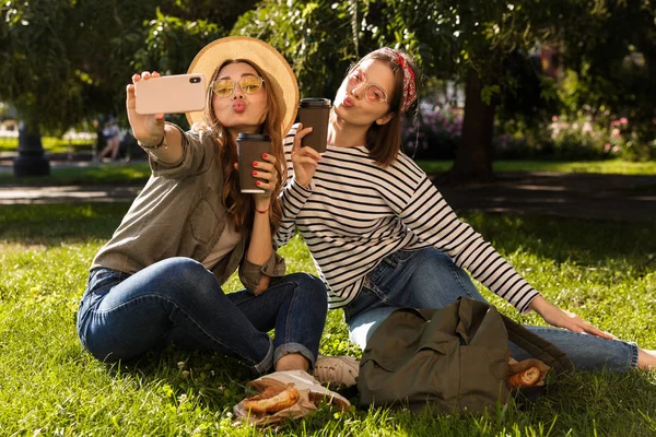 Duas Jovens Amigas Bonitas Divertindo Parque Tirando Uma Selfie Fazendo — Fotografia de Stock