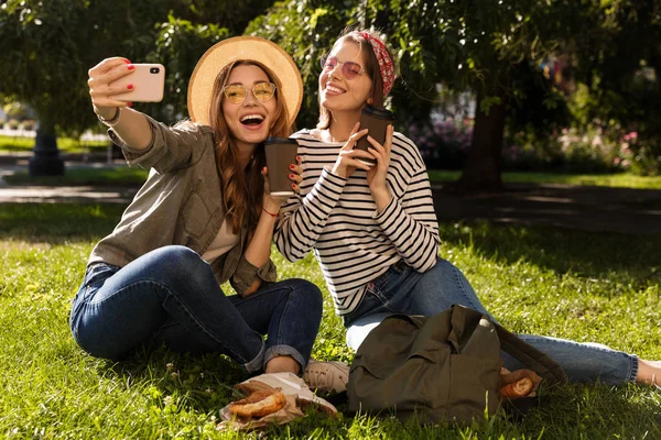 Two Excited Young Girls Friends Having Fun Park Taking Selfie — Stock Photo, Image